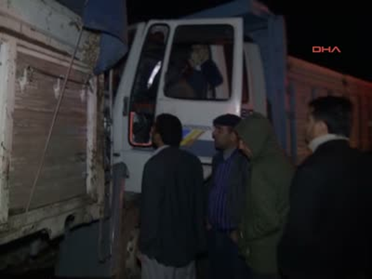 Kamyonlar Kafa Kafaya Çarpıştı.3 Yaralı Şanlıurfa\'da, İki Kamyonun Kafa Kafaya Çarpıştığı Kazada...