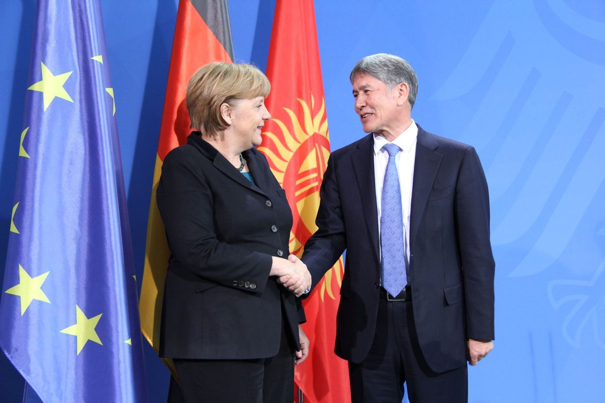 Kırgızistan Devlet Başkanı Atambayev Berlin\'de Merkel ile Görüştü