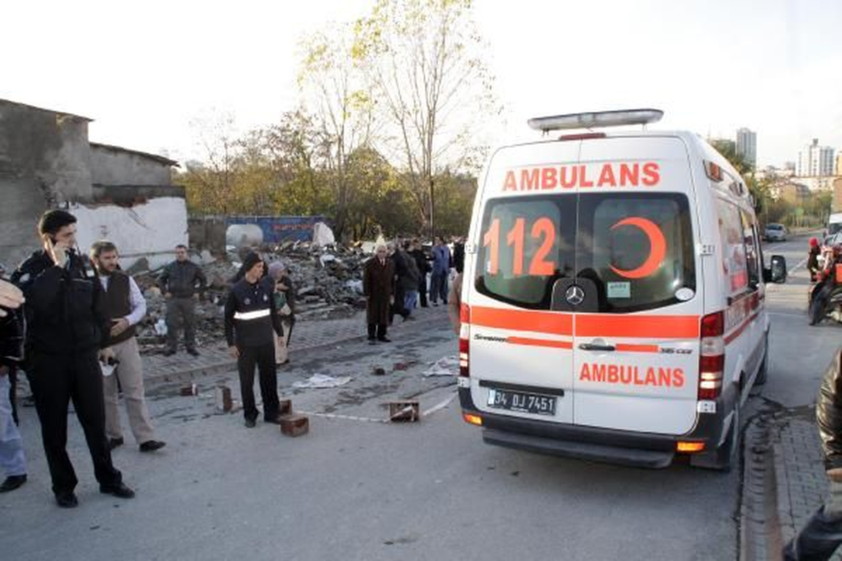 Mahallelinin Kamyon İsyanı *ataşehir\'de Fatura Yatırdıktan Sonra Yolun Karşısına Geçmeye Çalışan...