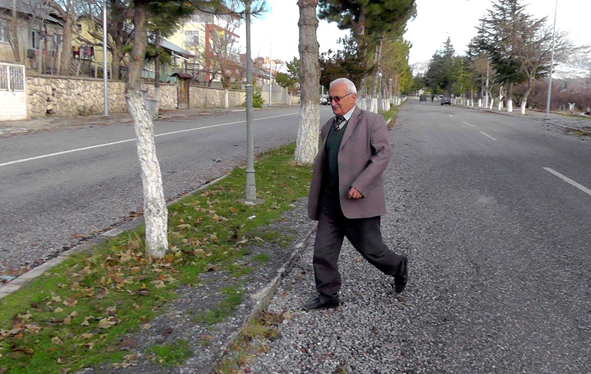 Makam Aracına Binmek Yerine Yürüyor