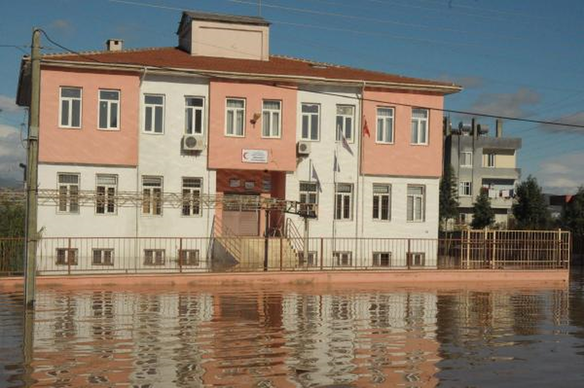 Mersin Yağmura Teslim Oldu