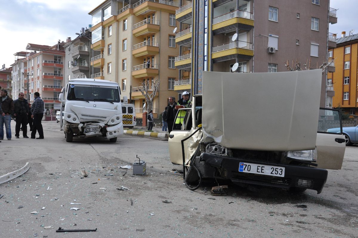 Okul Servisi Otomobille Çarpıştı: 5 Yaralı