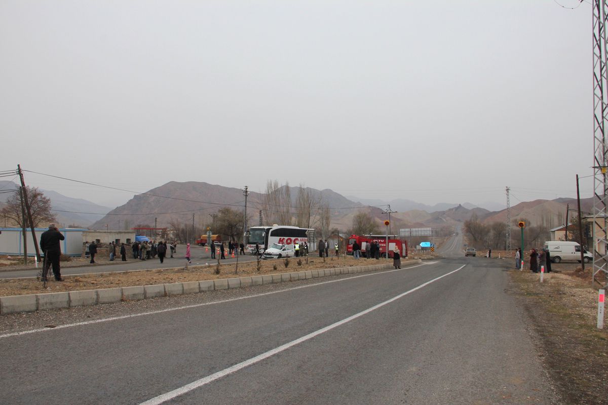 Oltu\'da Trafik Kazası: 2 Ölü