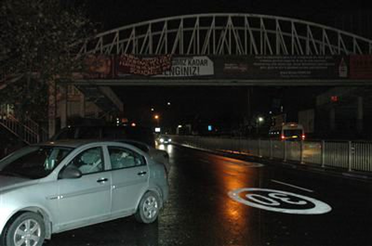 Pankarta Bağlı Şüpheli Paket Polisi Alarma Geçirdi