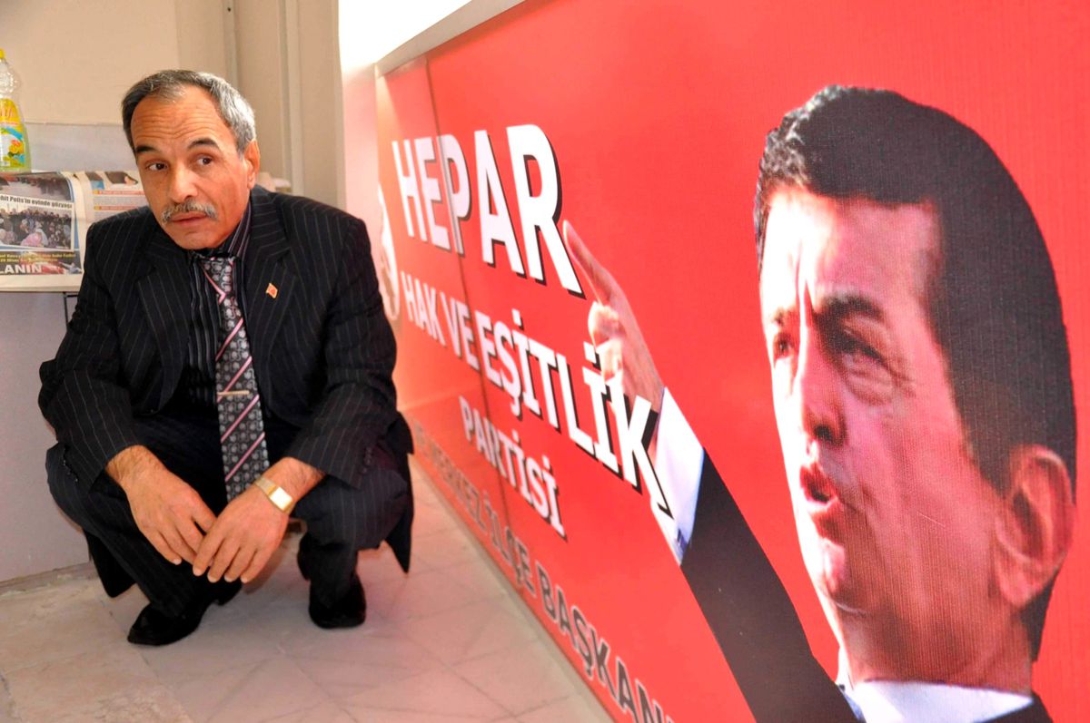Partisinin Tabelası Elinde Kaldı
