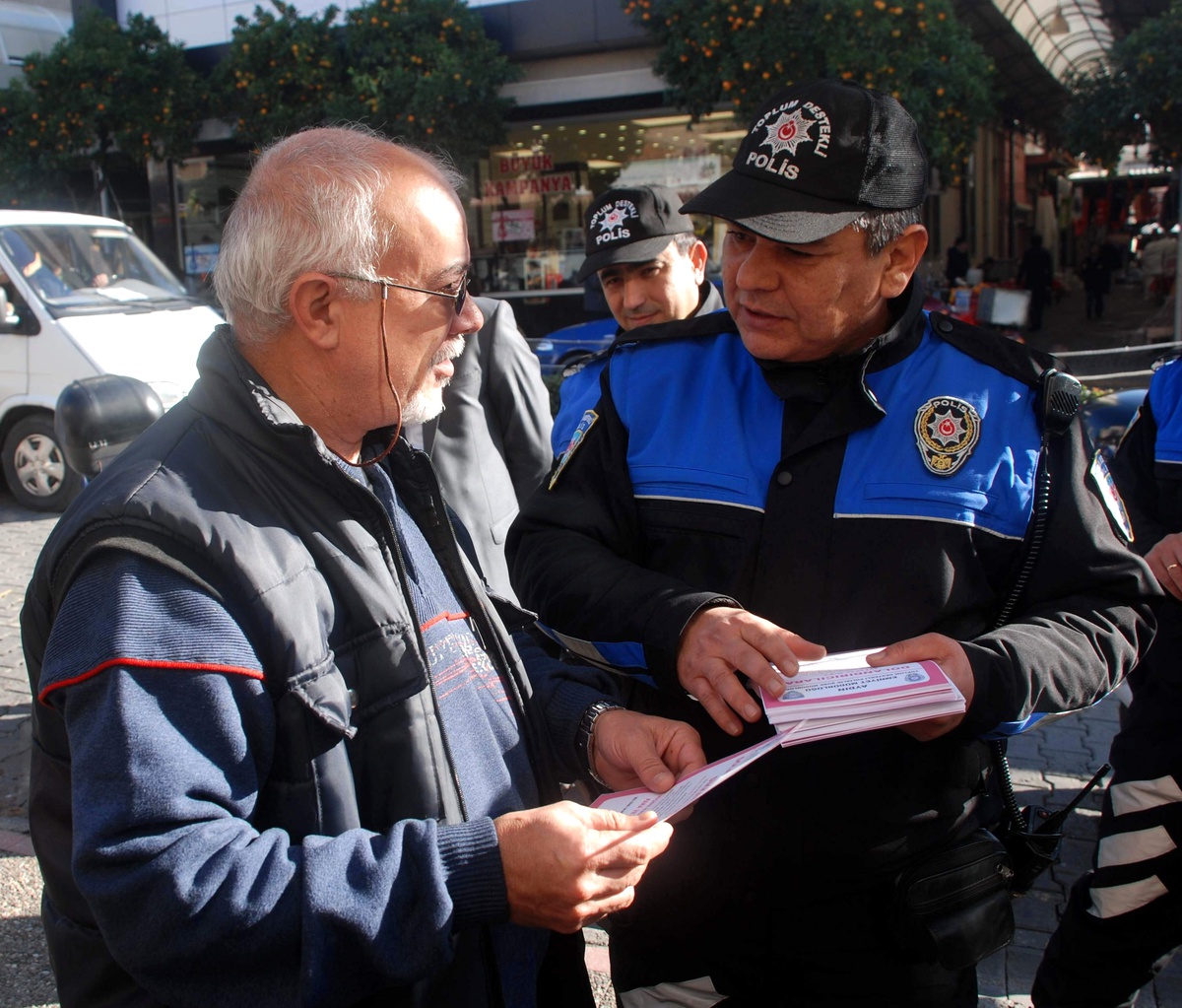 Polis Sokak Sokak Gezip Dolandıcılık Uyarısı Yaptı