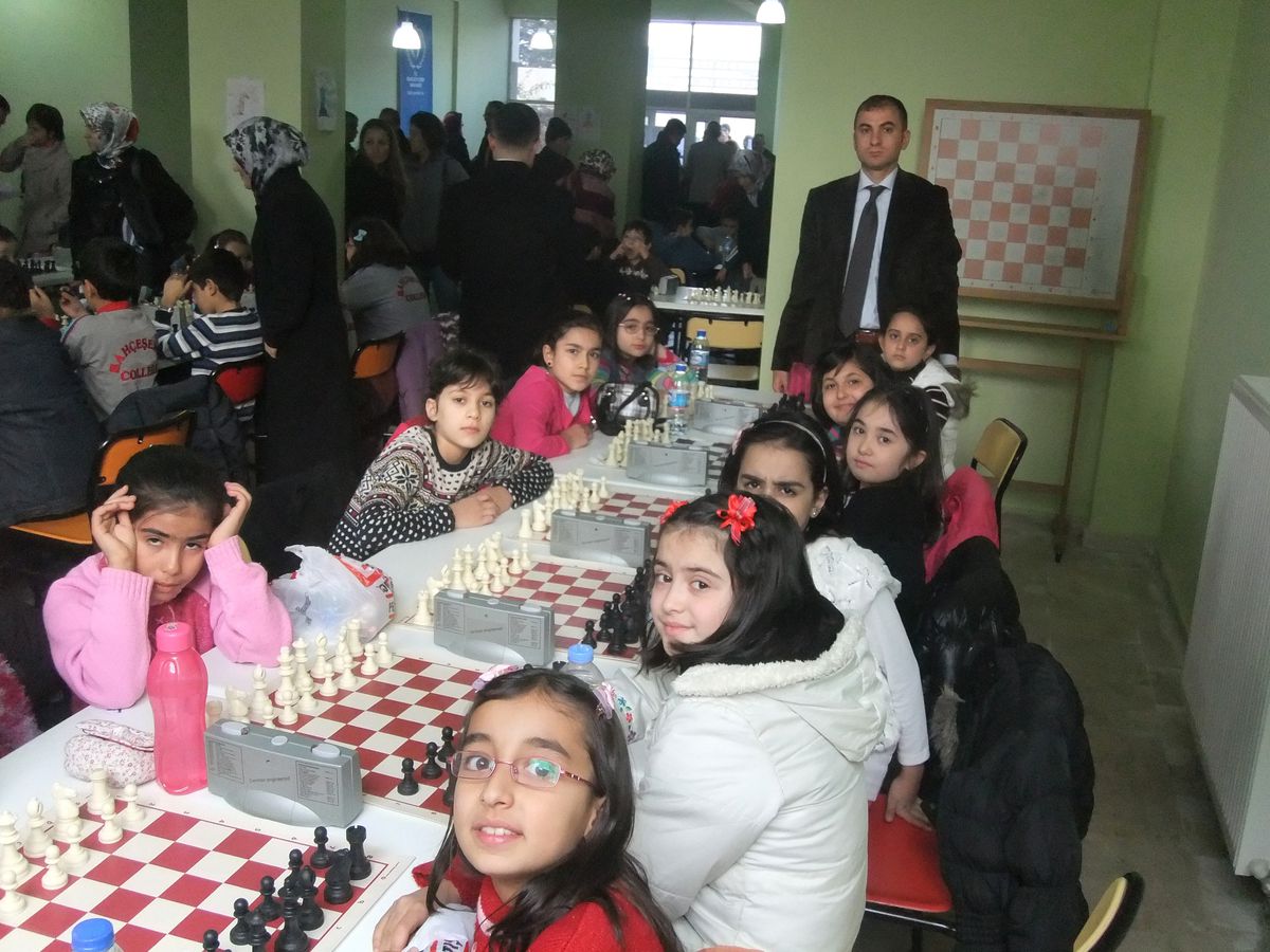 Rakiplerini Mat Ettiler Madalya ile Döndüler