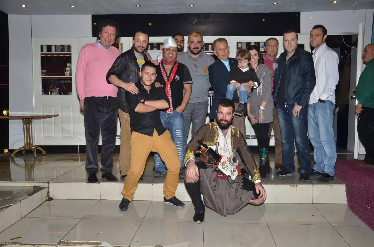 Sahneye Aniden Giren Efe,izmirlileri Ağlattı