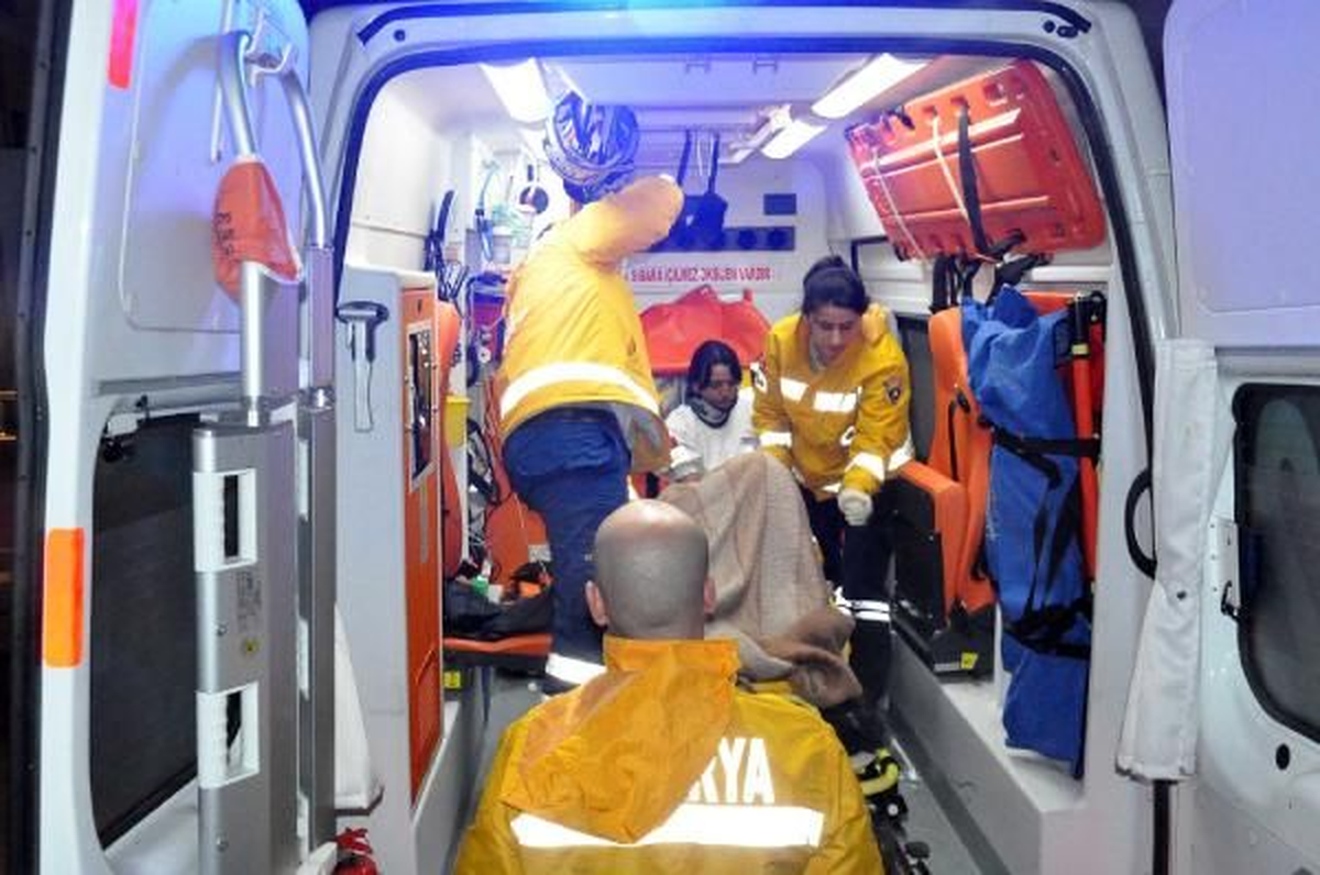 Sakarya\'da 112 Ambulansı Kaza Yaptı: 3\'ü Sağlık Görevlisi 4 Kişi Yaralandı