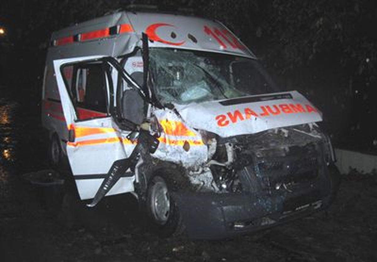 Sakarya\'da Ambulansla Yolcu Minibüsü Çarpıştı: 4 Yaralı