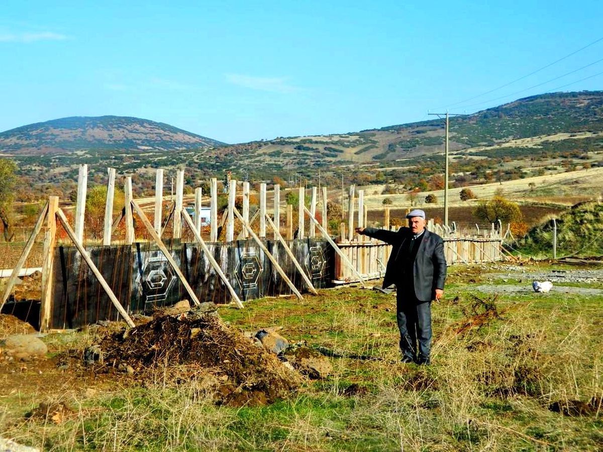 Sandal\'ın Yeni Mezarlığı Perde Betonla Çevriliyor?
