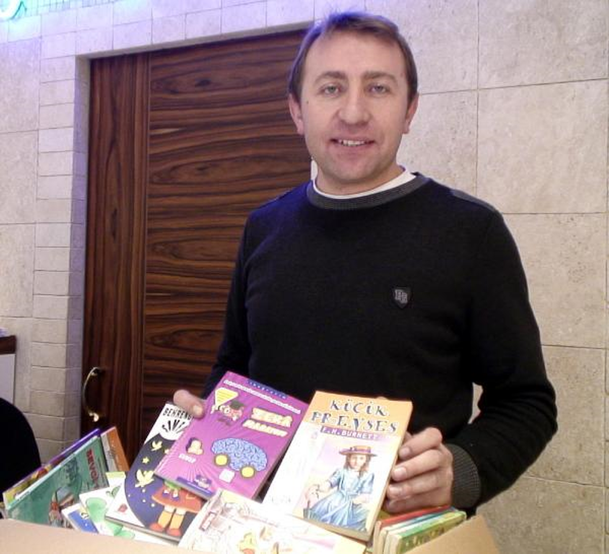 Sosyal Medya Üzerinden Kitap Topluyor