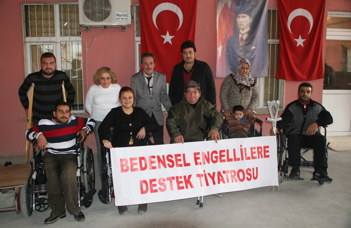 Tiyatro Gösterisiyle 5 Engelliye Tekerlekli Sandalye Aldılar