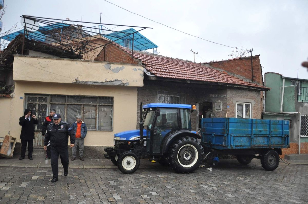 Uşak\'ta "Çöp Ev" Temizlendi