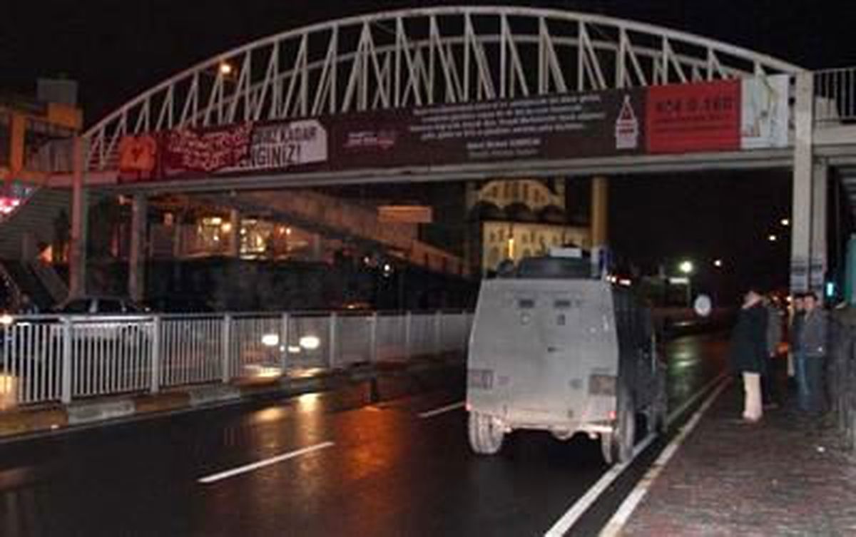 Üst Geçide Bomba Süsü Verilmiş Pankart