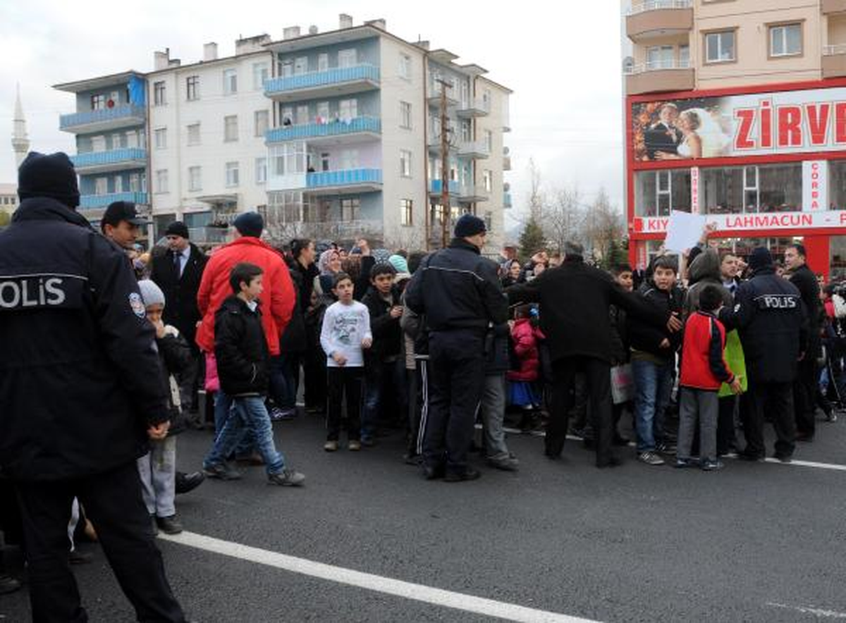 Üst Geçit İsteyen Mahalleli, Yolu Trafiğe Kapattı