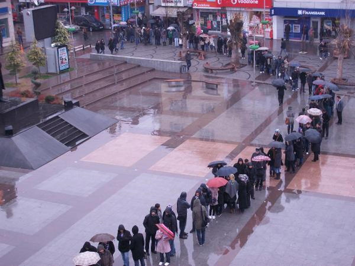 Yağmur Altında Elektronik Bilet Kuyruğu