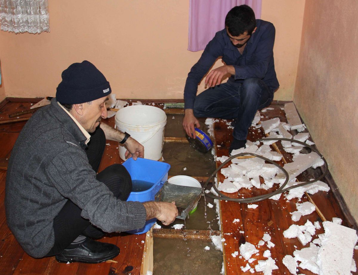 Yağmur Nedeniyle Kopan Kayalar Yola Düştü