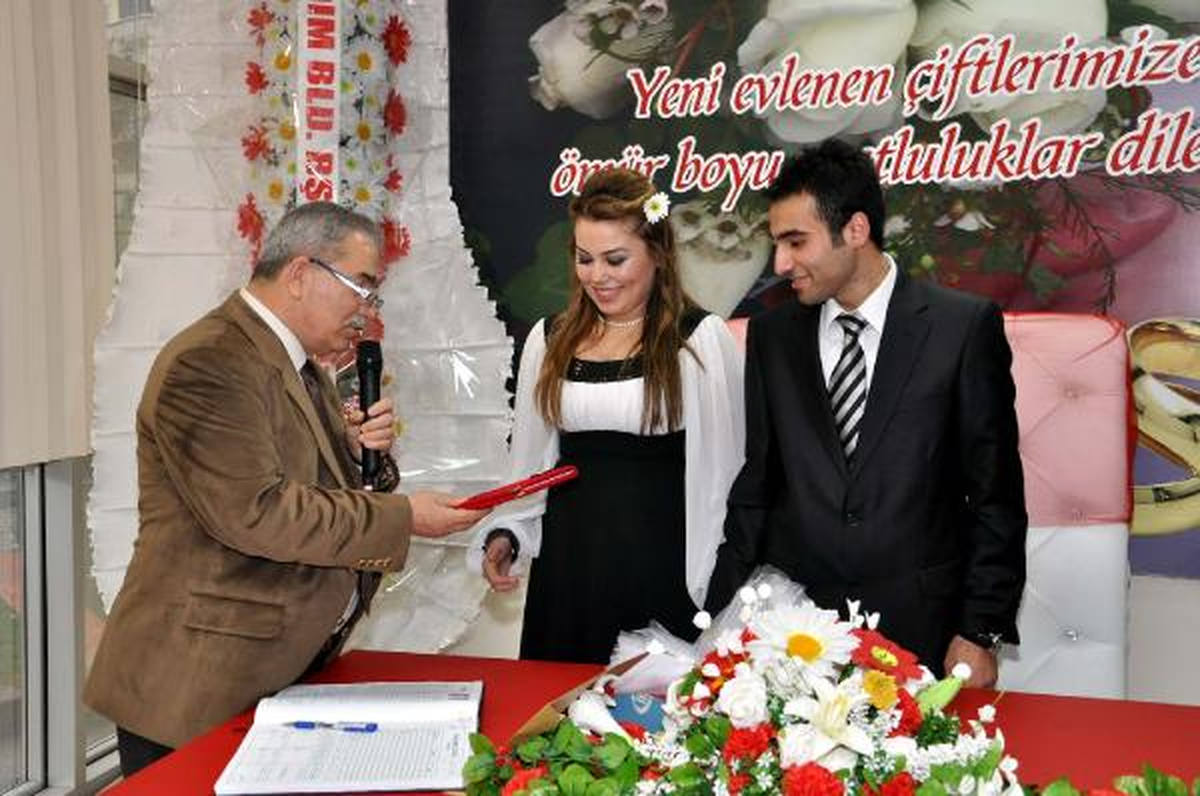Yarın İçin Nikah Sırası Alamayınca Bugün Evlendiler