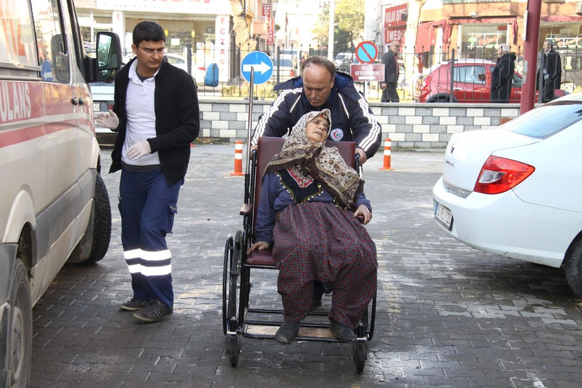 Yaşlı Adam Çatıdan Düşerek, Eşiyse Düşen Kiremitlerden Yaralandı