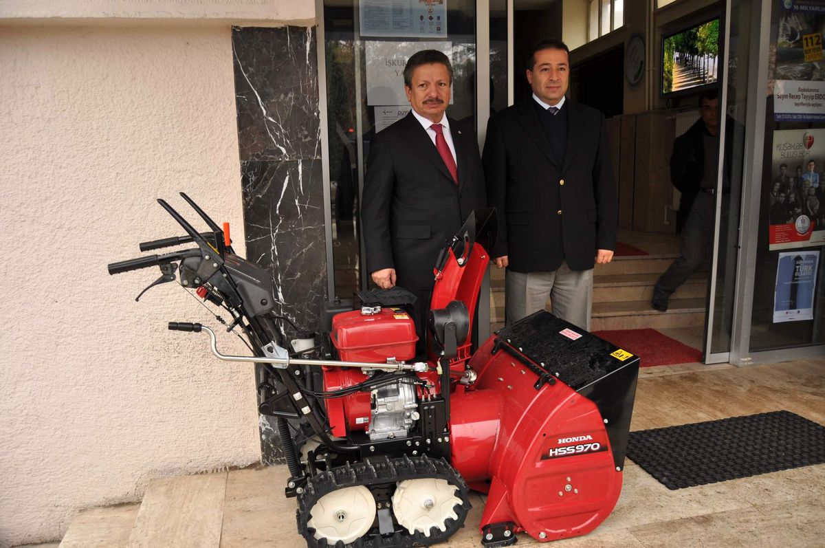 Yozgat Belediyesi Kaldırımlar İçin Kar Temizleme Makinesi Aldı