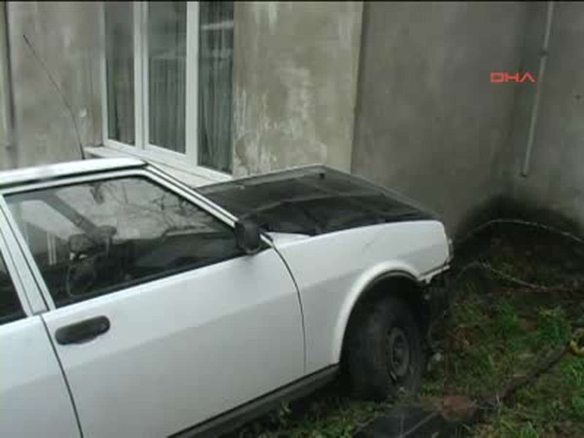Zonguldak Otomobil Evin Duvarına Çarptı 1 Yaralı