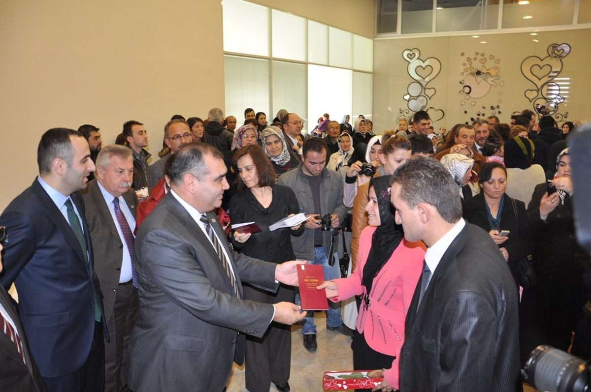 12.12.12 Saat 12: 00\'de Evlenmek İçin Sıraya Girdiler