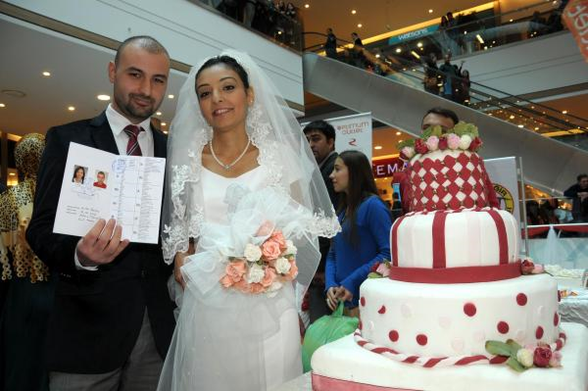 Adana\'da 12 Çift 12-12-2012\'de Saat 12,12\'de Nikah Kıydırdı
