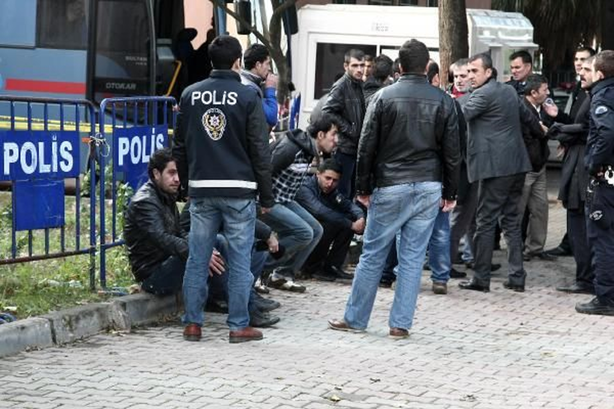 Adliye Önünde Döner Bıçaklı Kavga: 3 Yaralı