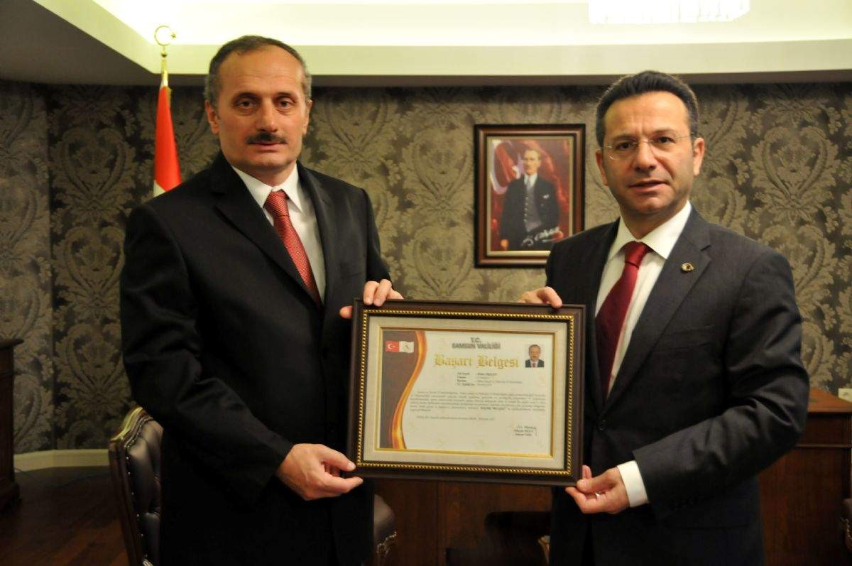 Ahmet Arslan\'a Vali Aksoy\'dan Başarı Belgesi