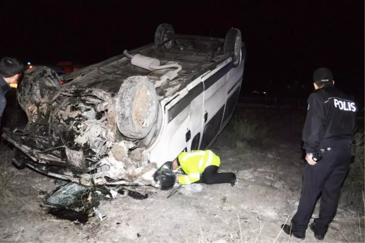 Aksaray\'da Servis Minibüsü Takla Attı: 12 Yaralı