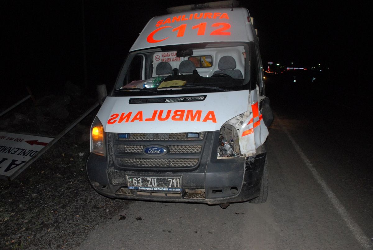 Ambulans Eşeğe Çarptı