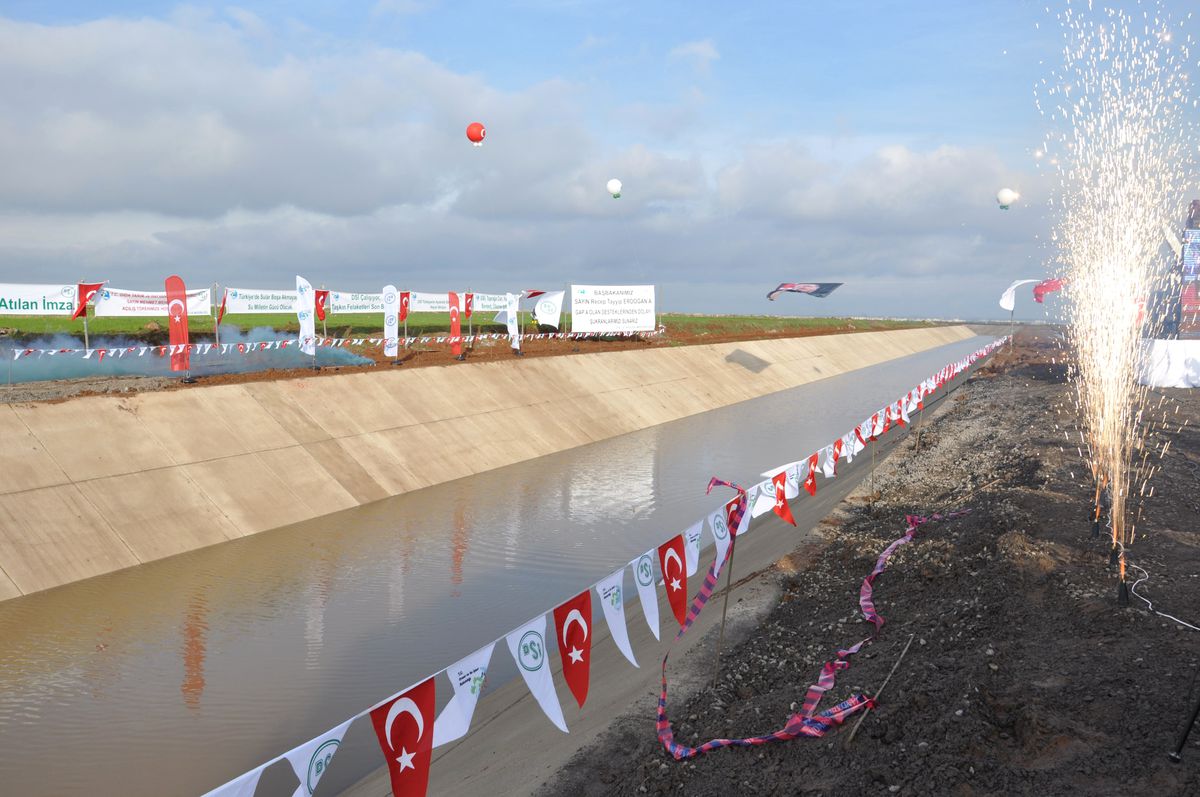Bakan Eker Başbakan ile Birlikte Ana Sulama Kanalını Açtı