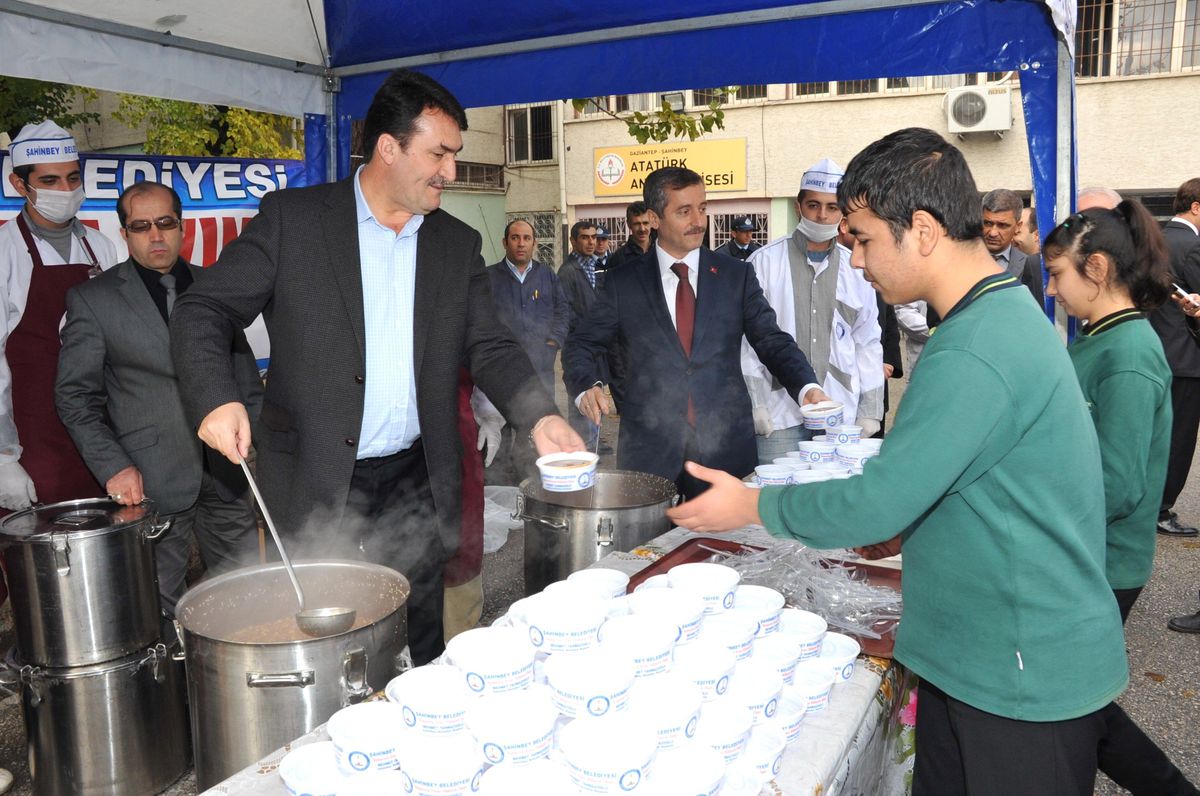 Başkan Tahmazoğlu, Mezun Olduğu Lisede Öğrencilere Aşure İkramı Yaptı