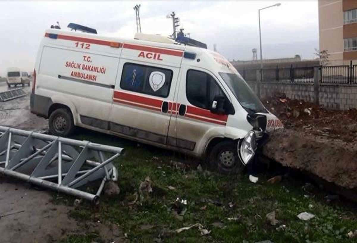 Direğe Çarpmaktan Kurtulan Ambulans Beton Duvara Çarptı: 2 Yaralı