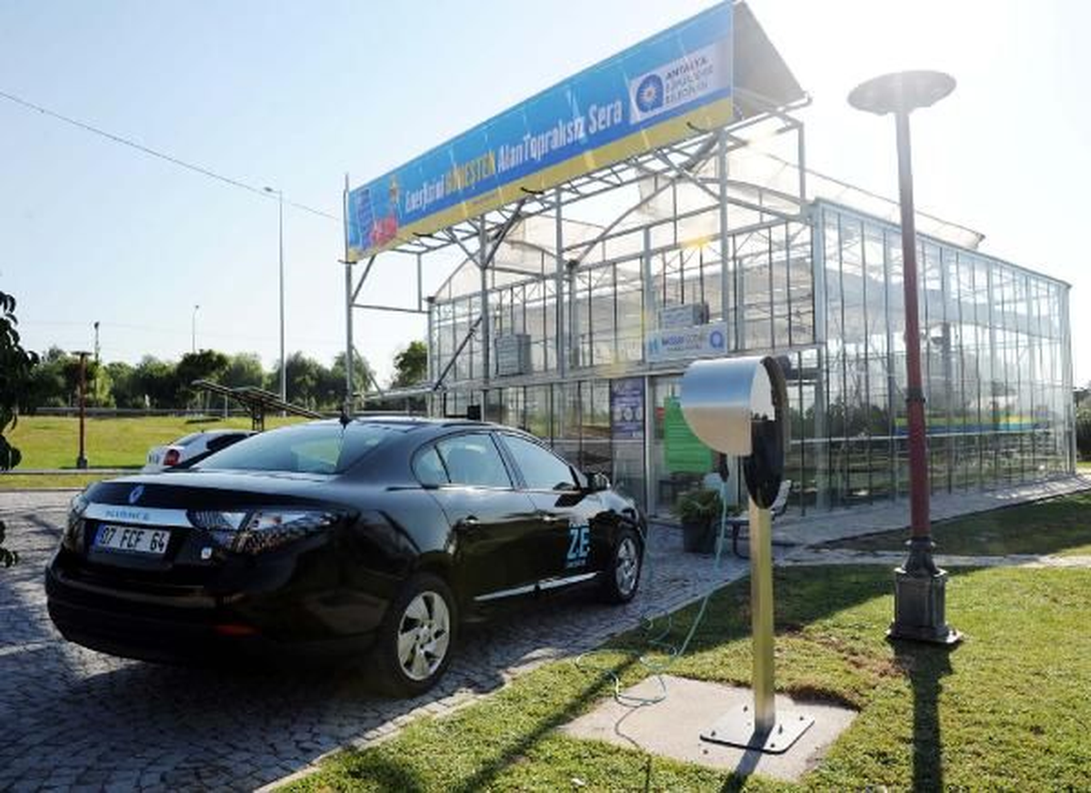 Elektrikle Çalışan Makam Aracına Güneş Enerjili Şarj İstasyonu