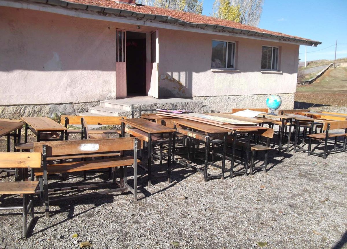 Ellerine Fırça Alan Üniversite Öğrencileri, Görev Yapacakları Okullarını Pırıl Pırıl Yaptılar