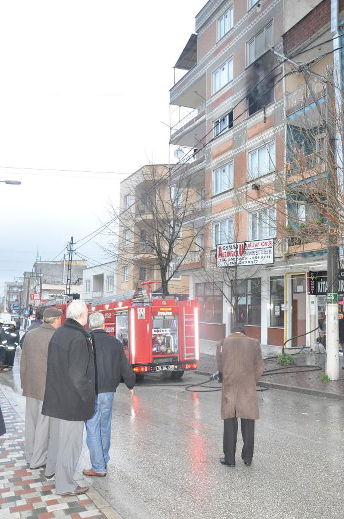 Evde Devrilen Soba Yangın Çıkardı