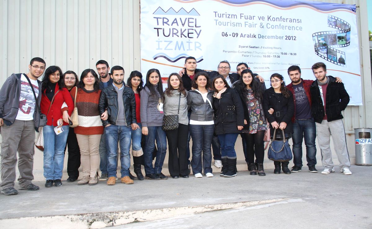 Halkla İlişkiler ve Tanıtım Öğrencileri, İzmir\'de Açılan Turizm Fuarı\'nı Ziyaret Etti