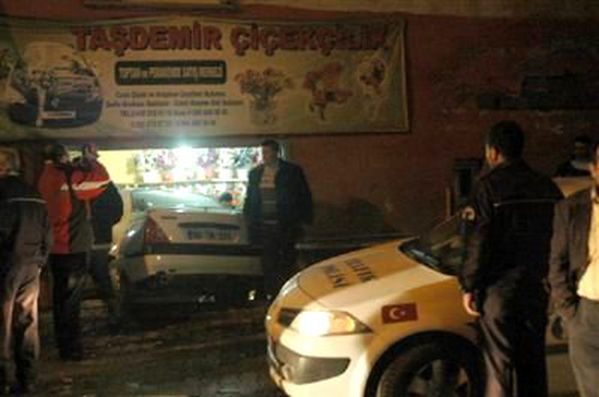 Kadın Sürücü Otomobille Çiçekçiye Daldı