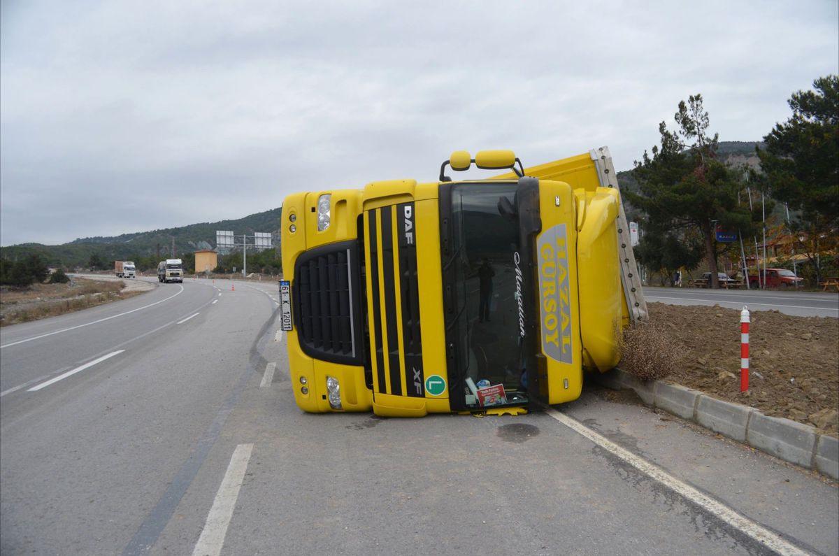 Kontrolden Çıkan Tır Devrildi