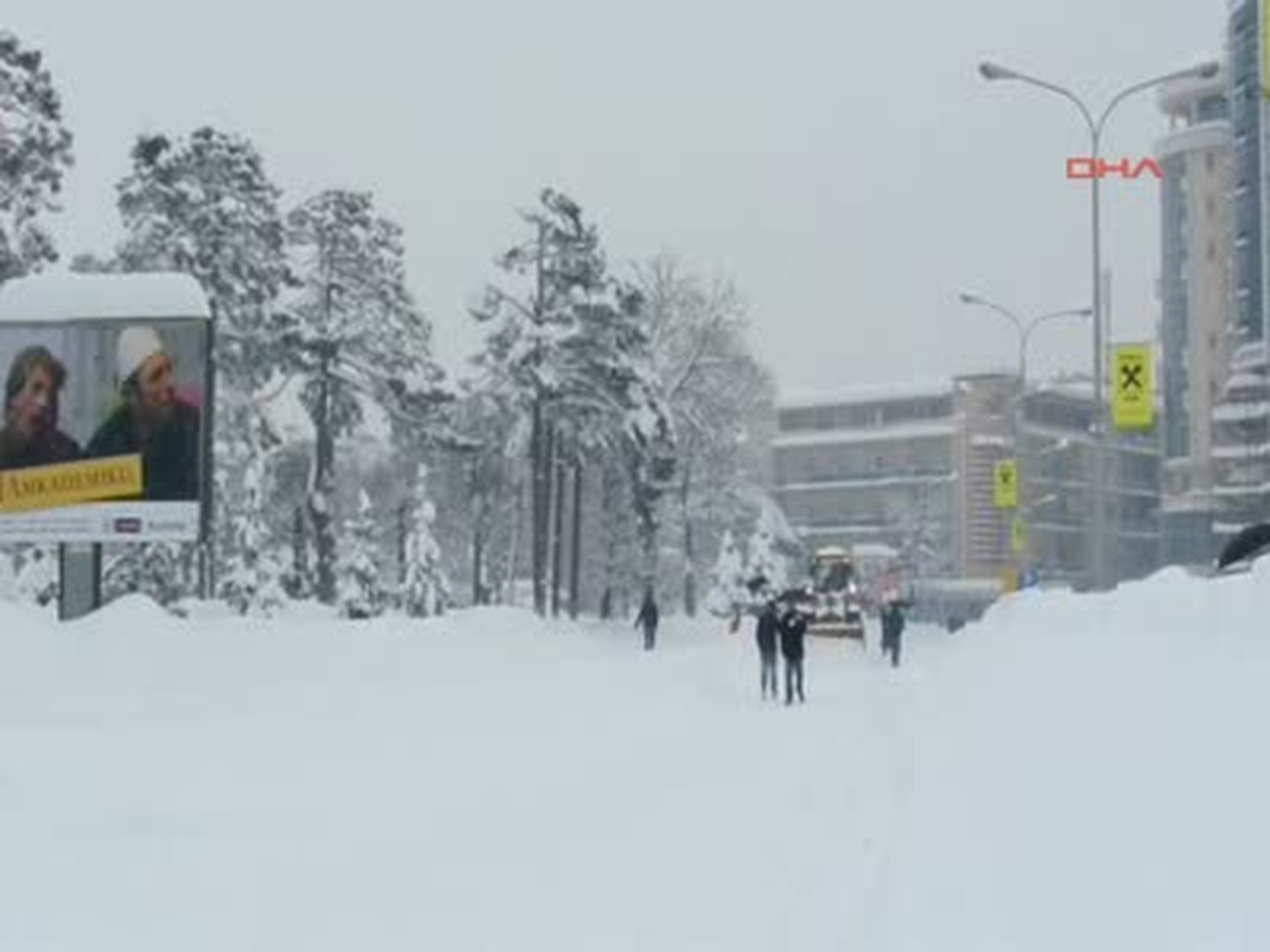 Kosova\'da Kar Yağışı Hayatı Olumsuz Etkiliyor