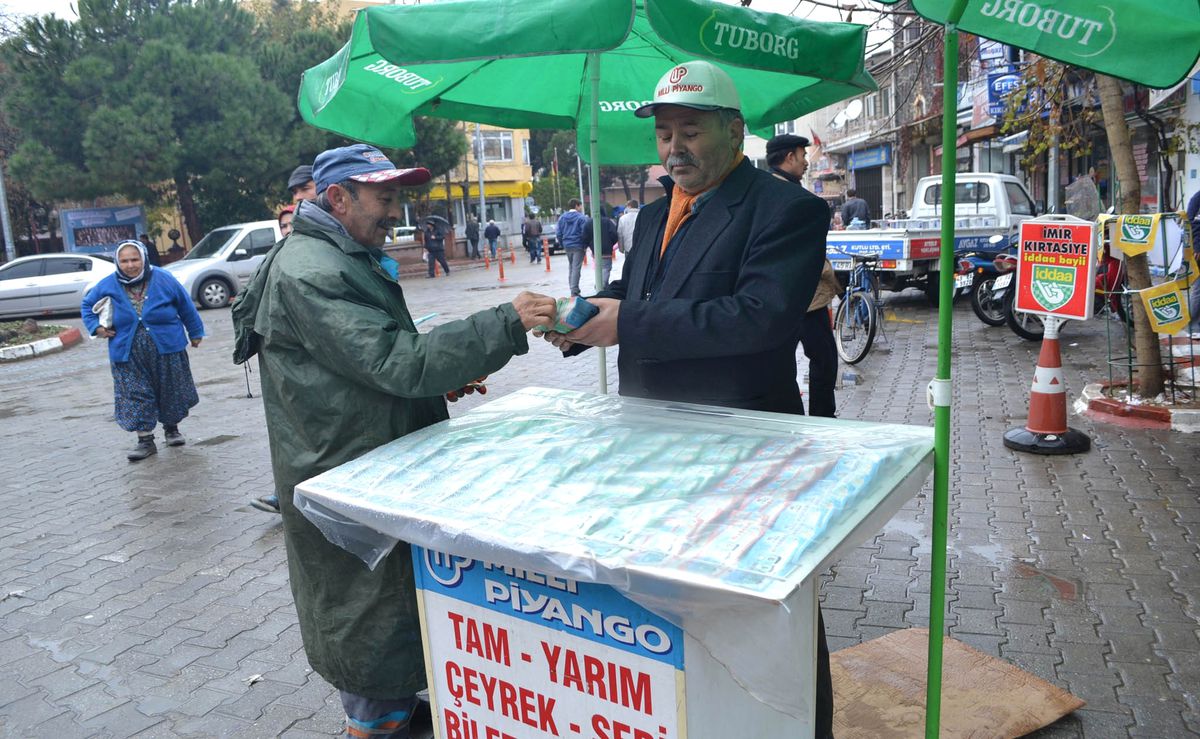 Kula\'da Milli Piyango Yılbaşı Biletlerine Büyük İlgi