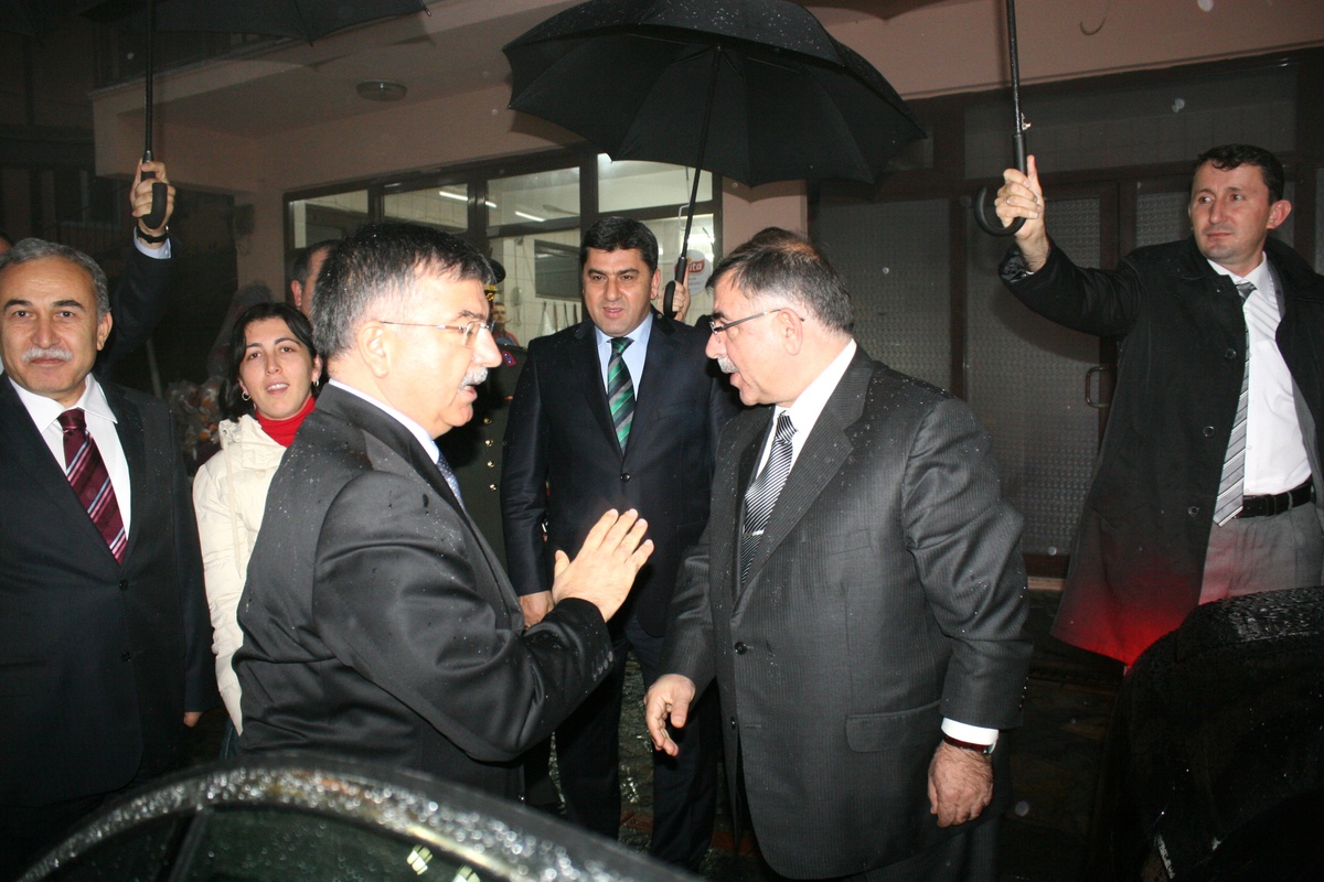 Milli Savunma Bakanı Yılmaz, Vali Yılmaz\'ı Ziyaret Etti