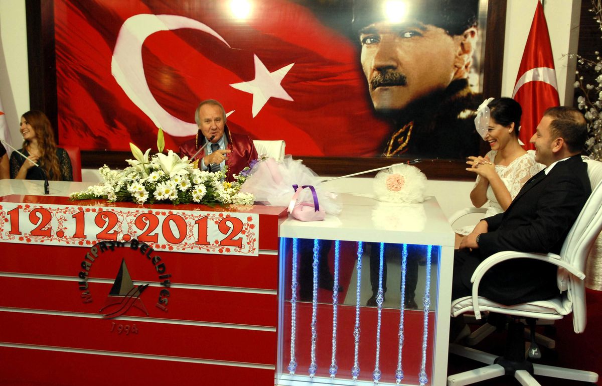 Muratpaşa Belediyesi\'nde Özel Günde 48 Nikah