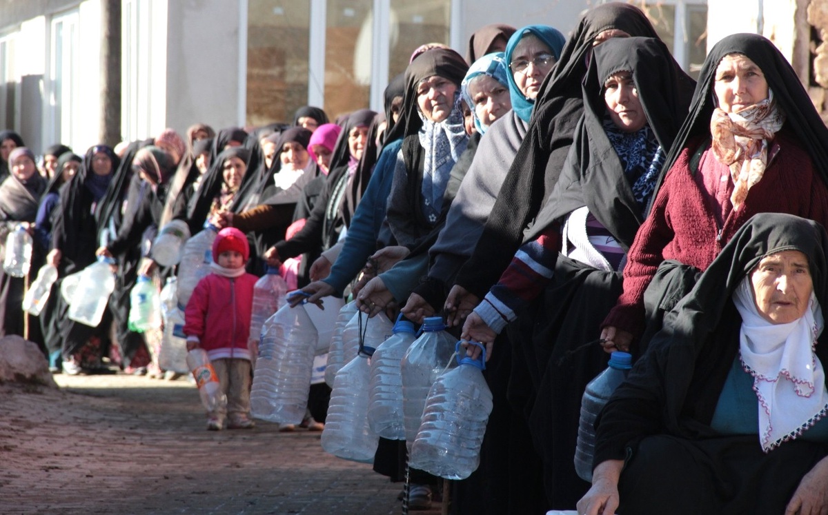 Musluklarından Çamur Akan Köylü Kadınların Su Kavgası