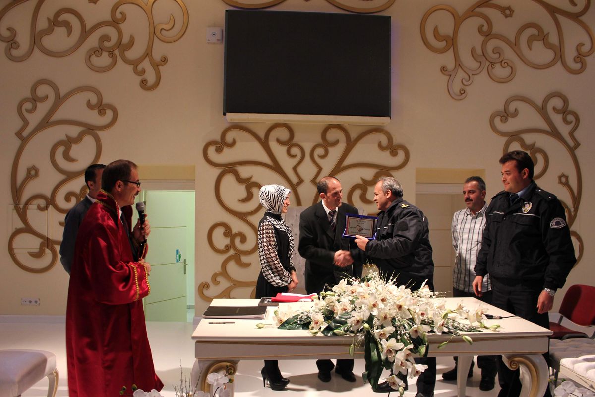 Nikah Masasında Üniformalı Polisler