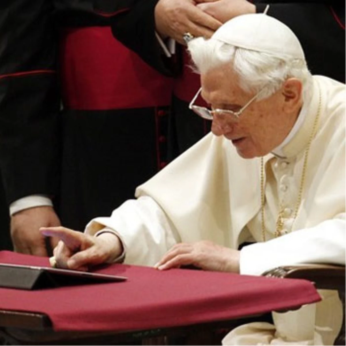 Papa\'nın İlk Tweeti Rekor Kırıyor