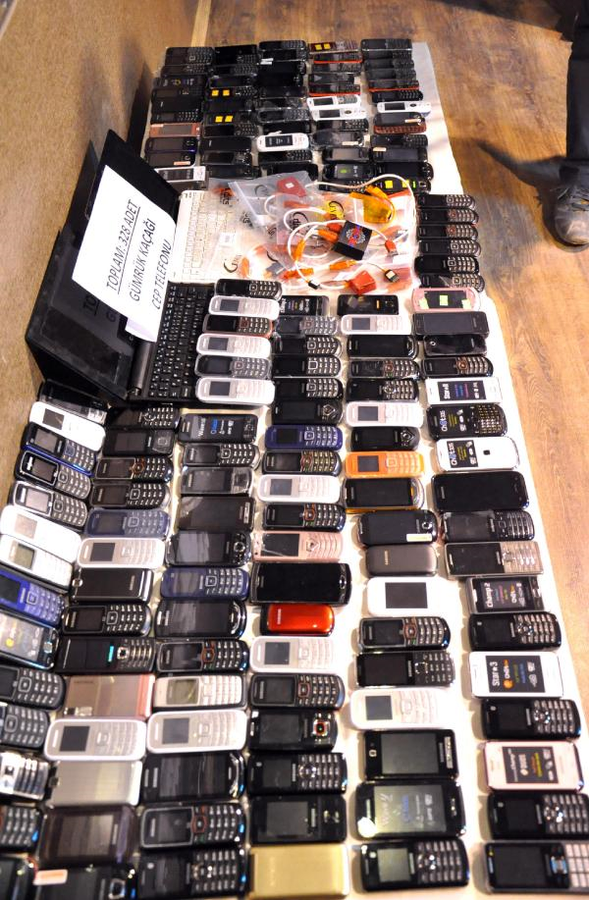 Şanlıurfa\'da Kaçak Cep Telefonu Operasyonu; 6 Gözaltı