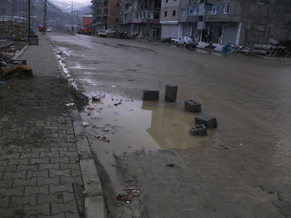 Şemdinli\'deki Patlamanın İzi Duruyor